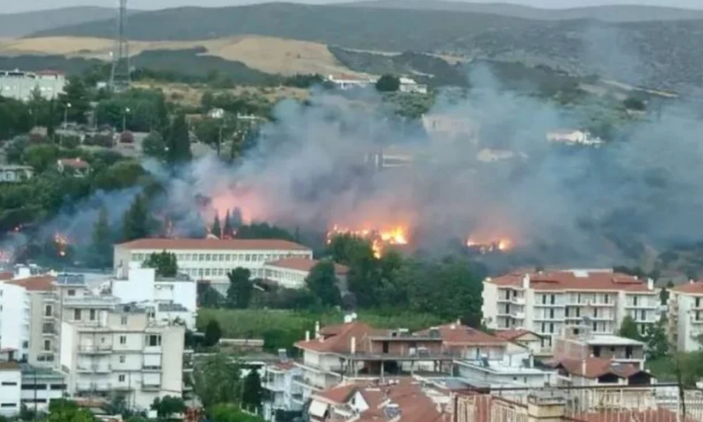 Μεγάλη πυρκαγιά στη Λειβαδιά επεκτείνεται προς δεξαμενές προπανίου
